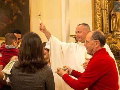Il prete, don Antonio, dopo aver chiesto il nome ai genitori, consacra i bambini, gettando su di loro dell�acqua benedetta con l�aspersorio